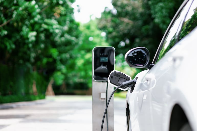 Auto eléctrico se está cargando.