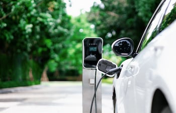 Auto eléctrico se está cargando.