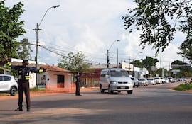 Agentes de la Patrulla Caminera dirigen el tránsito en puntos críticos de la ruta PY01 para agilizar el retorno de viajeros.