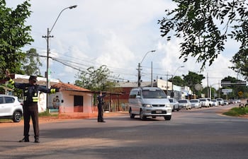 Agentes de la Patrulla Caminera dirigen el tránsito en puntos críticos de la ruta PY01 para agilizar el retorno de viajeros.