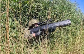 Un soldado ruso intenta interceptar drones ucranianos con un rifle anti drones en Ucrania.
