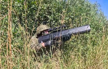 Un soldado ruso intenta interceptar drones ucranianos con un rifle anti drones en Ucrania.