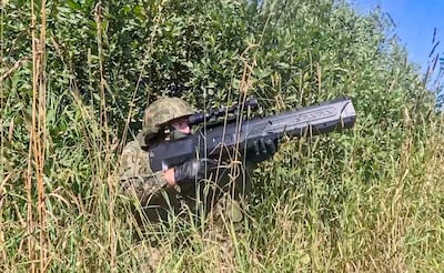 Un soldado ruso intenta interceptar drones ucranianos con un rifle anti drones en Ucrania.