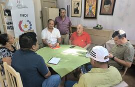 El presidente del Indi, Hugo Samaniego y funcionarios de la entidad, reunidos este jueves con líderes de comunidades indígenas, en el Museo de las Memorias.