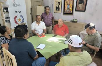 El presidente del Indi, Hugo Samaniego y funcionarios de la entidad, reunidos este jueves con líderes de comunidades indígenas, en el Museo de las Memorias.