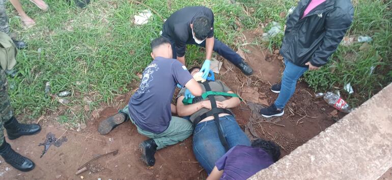 Bomberos auxilian a la conductora de la motocicleta.