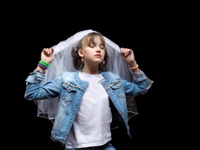 Una adolescente se prueba un velo de novia.