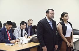 Los testigos Florencia Chávez y Rolando Martínez juran ante el Tribunal de Sentencia, antes de declarar en el juicio al senador Erico Galeano, quien aparece sentado atrás con sus defensores.