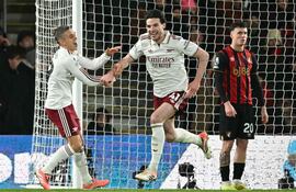 El centrocampista inglés del Arsenal, Declan Rice, celebra tras anotar su segundo gol personal y el tercero del Arsenal durante el partido de fútbol de la Premier League inglesa entre el Bournemouth y el Arsenal, en el Vitality Stadium en Bournemouth, en el sur de Inglaterra