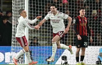 El centrocampista inglés del Arsenal, Declan Rice, celebra tras anotar su segundo gol personal y el tercero del Arsenal durante el partido de fútbol de la Premier League inglesa entre el Bournemouth y el Arsenal, en el Vitality Stadium en Bournemouth, en el sur de Inglaterra
