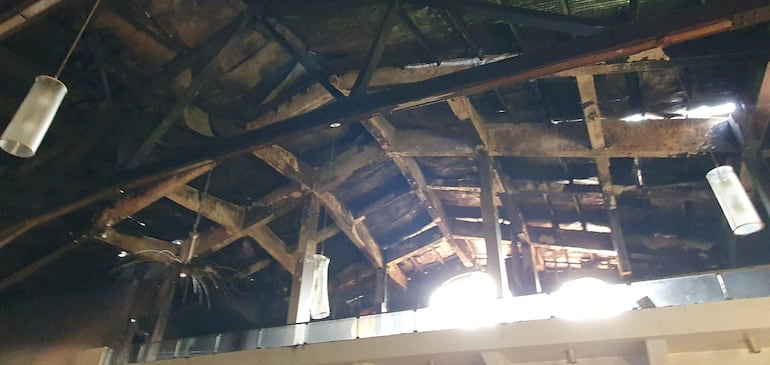El techo del templo quedó muy dañado. 