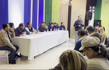 Efraín Alegre ayer en Villa Elisa con varios senadores electos.