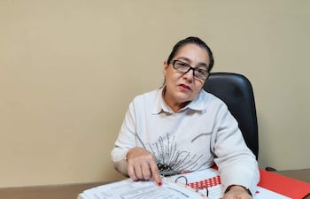 Carmen Molas exhibe documentos mientras aborda temas relevantes sobre la mafia de los pagarés.