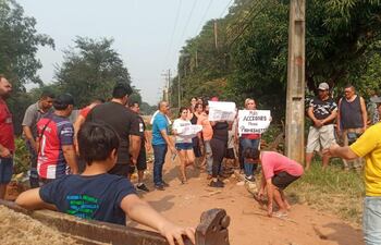 Pobladores del barrio Mbocayaty y frentistas de la avenida Colonia Elisa de la localidad de Villa Elisa, se manifestaron en la siesta de hoy sábado para pedir mayor celeridad en los trabajos de reparación de la vía. Muchos comerciantes ya están cerrando sus negocios.
