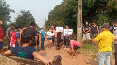 Pobladores del barrio Mbocayaty y frentistas de la avenida Colonia Elisa de la localidad de Villa Elisa, se manifestaron en la siesta de hoy sábado para pedir mayor celeridad en los trabajos de reparación de la vía. Muchos comerciantes ya están cerrando sus negocios.