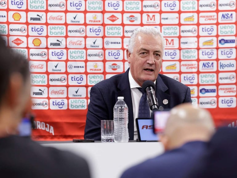 El argentino Gustavo Alfaro, seleccionador de Paraguay, en la conferencia de prensa posterior a la victoria de la selección paraguaya en un partido frente a Colombia por la Fecha FIFA en el estadio Sports Illustrated, en RB New Jersey, Estados Unidos.