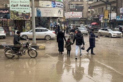 Transeúntes en el centro de la ciudad de Idlib, en el noroeste de Siria, el 22 de diciembre de 2024. Tras muchos años aislada del mundo, la provincia de Idlib, el último bastión opositor en el noroeste de Siria, comienza a recibir a sus primeros visitantes con el reciente derrocamiento del régimen de Bachar al Asad y su consecuente reconexión al resto del territorio nacional.