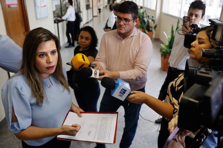 La opositora Kattya González durante la presentación de uno de los tantos urgimientos para que la Corte Suprema de Justicia resuelva la acción que presentó contra su destitución.