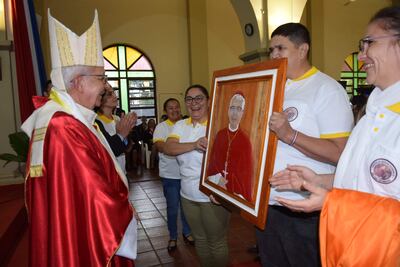 Con una sonrisa amplia recibió el cardenal un retrato suyo tallado y pintado en madera. Fue un obsequio de la Comisión de Asuntos Económicos de la parroquia de San Juan Nepomuceno.