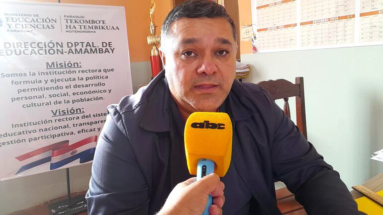 Lic. José Bernal, referente de la Dirección Departamental de Educación de Amambay en materia de distribución de los útiles escolares.