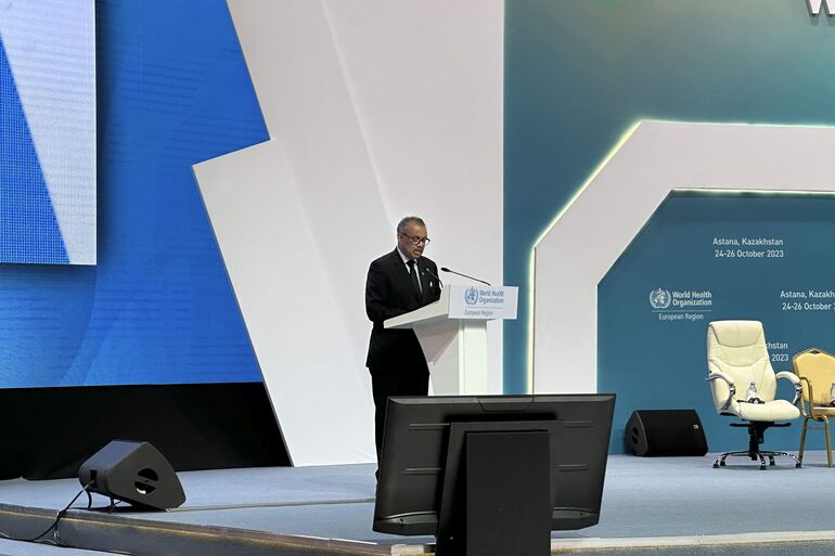 ASTANÁ (KAZAJISTÁN), 24/10/2023.- El director general de la Organización Mundial de la Salud (OMS), Tedros Adhanom Ghebreysus, durante su intervención en la 73ª sesión del Comité Regional de la OMS para Europa (ERC), que se celebra en la capital de Kazajistán, Astaná, donde afirmó que la OMS proporcionará atención médica y apoyo a todos los israelíes y palestinos. EFE/Kulpash Konyrova