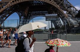 Paris (France), 11/07/2026.-Una pantalla anuncia el cierre de la Torre Eiffel debido a una ola de calor en París, Francia, el 11 de julio de 2026. Mientras París entraba en alerta roja por ola de calor, la ciudad reforzó las medidas de emergencia y la Torre Eiffel anunció su cierre a las 16:00 horas los días 11 y 12 de julio debido a las temperaturas extremas.