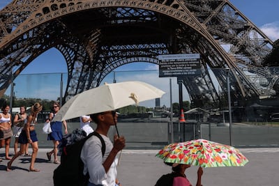 Paris (France), 11/07/2026.-Una pantalla anuncia el cierre de la Torre Eiffel debido a una ola de calor en París, Francia, el 11 de julio de 2026. Mientras París entraba en alerta roja por ola de calor, la ciudad reforzó las medidas de emergencia y la Torre Eiffel anunció su cierre a las 16:00 horas los días 11 y 12 de julio debido a las temperaturas extremas.