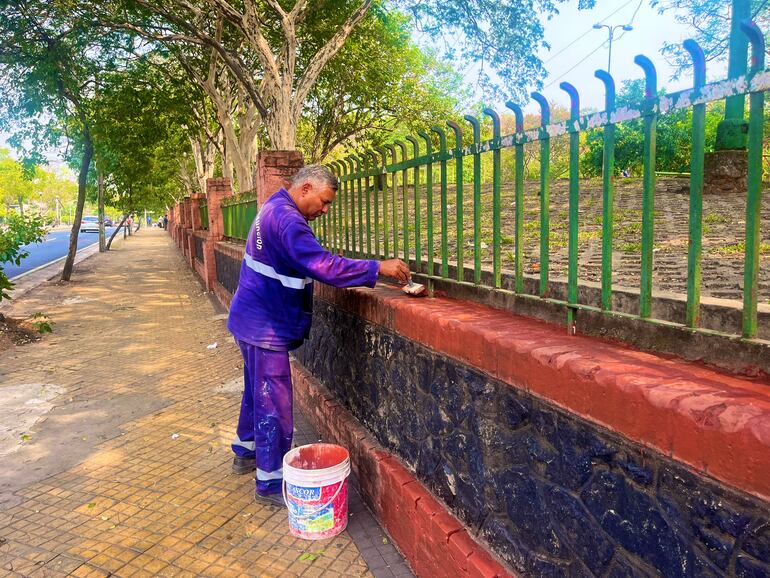 Funcionarios de la Municipalidad de Asunción realizaron recientemente trabajos de pintura en los muros perimetrales del Parque Carlos Antonio López.