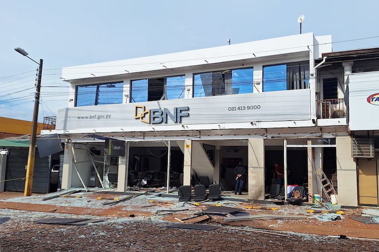 El Banco Nacional de Fomento (BNF) de Natalio, Itapúa, atacado el 27 de abril de 2024.