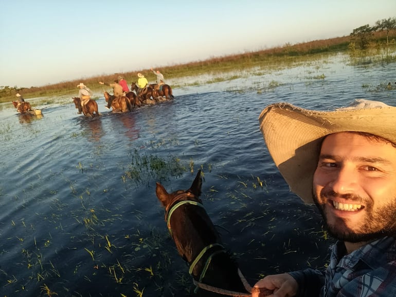 Los productores recorriendo los campos inundados para rescatar a los animales vacunos.