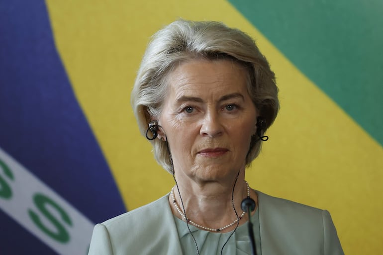 La presidenta de la Comisión Europea, Ursula Von der Leyen, participa en una rueda de prensa en el Palacio de Itamaraty, este viernes en Río de Janeiro (Brasil).