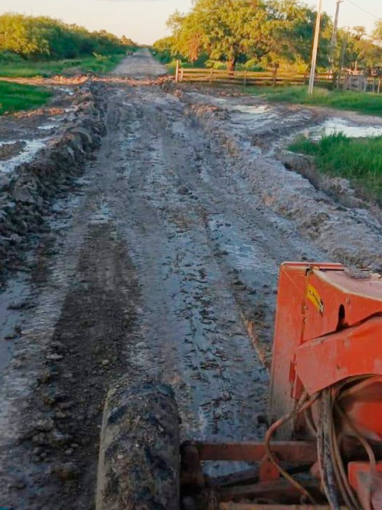 Una maquinaria del MOPC procedía a secar el tramo ayer de tarde, para esta mañana se prevé cargar algo de tierra seca en el lugar.