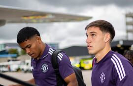 El mediocampista uruguayo Manuel Ugarte junto al lateral paraguayo Diego León, en el del Manchester United de Inglaterra.