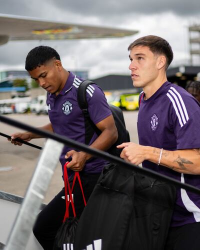 El mediocampista uruguayo Manuel Ugarte junto al lateral paraguayo Diego León, en el del Manchester United de Inglaterra.