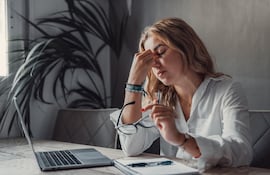 Mujer fatigada y con dificultad de concentrarse.