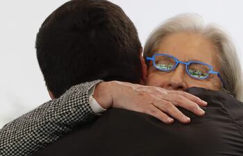 La embajadora de México en Ecuador, Raquel Serur (d) a su llegada del país sudamericano este domingo en el Aeropuerto Internacional de la Ciudad de México (México).