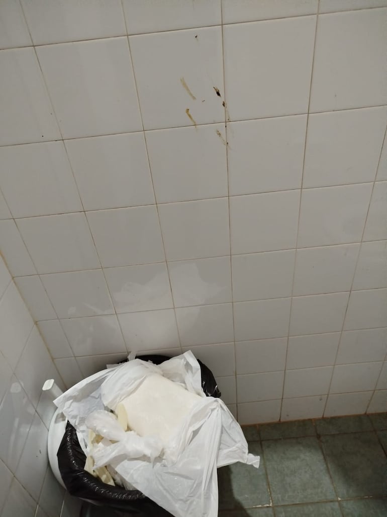 La suciedad en el sanitario del Hospital de Eusebio Ayala genera malestar y empeora el estado de los pacientes.