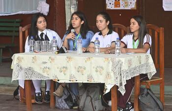 Aylén Moraez (Fenaes), Natalia Vega (Fenaez), Mercedes Montiel (Unepy) y Mara Martínez, sentaron posición a favor del plan de Transformación Educativa.