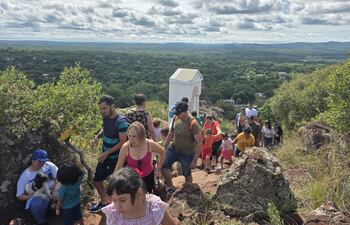 Visitantes y peregrinantes realizaron el Cerro Jejupi.