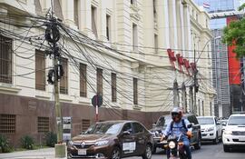 La maraña de cables, que llega hasta el suelo, se puede ver ahora en las calles transversales a la calle Palma. Imagen frente al Banco Nacional de Fomento.
