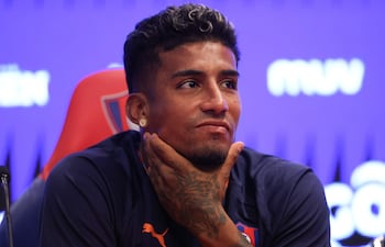 El atacante colombiano Harold Santiago Mosquera reacciona durante su presentación en una conferencia de prensa en las instalaciones del estadio La Nueva Olla, en Asunción (Paraguay).
