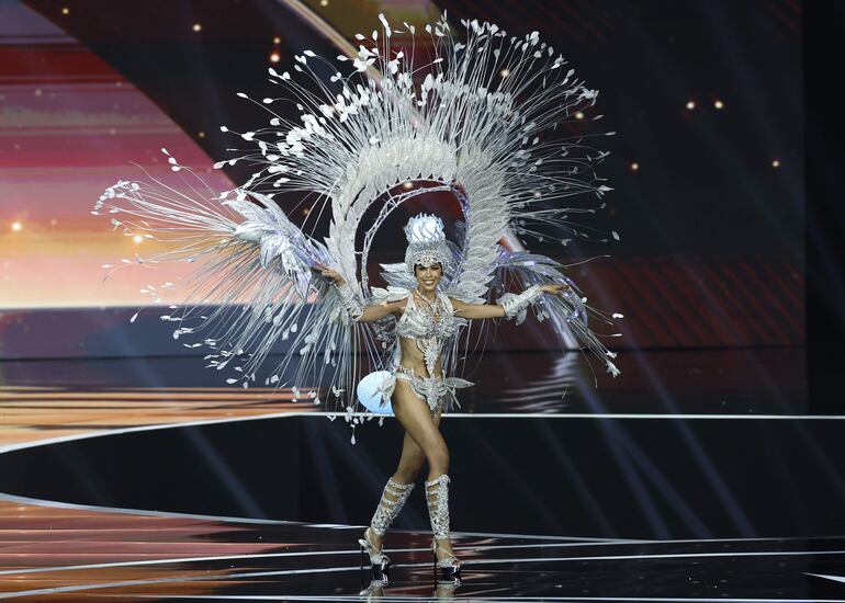 Miss Paraguay Yanina Gómez con el traje típico.