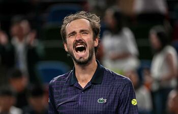 El ruso Daniil Medvedev venció por primera vez el norteamericano Learner Tien y avanzó a cuartos de final del Masters de Shanghái.