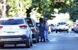 A menos de cuatro días del operativo de despeje de cuidacoches de la zona del Palacio de Justicia, por parte de la Municipalidad de Asunción y la Policía, el cobro irregular de estacionamiento sigue vigente en ese sitio.