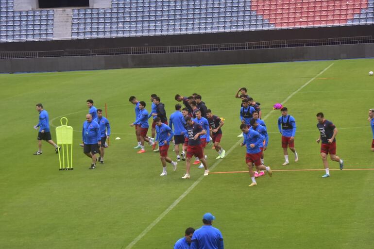 El cuerpo técnico y los jugadores de Cerro Porteño en el primer entrenamiento de la era Diego Gavilán.