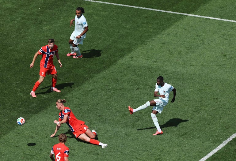 Regate en el área y resolución de Ousmane Dembelé para el 3-1.