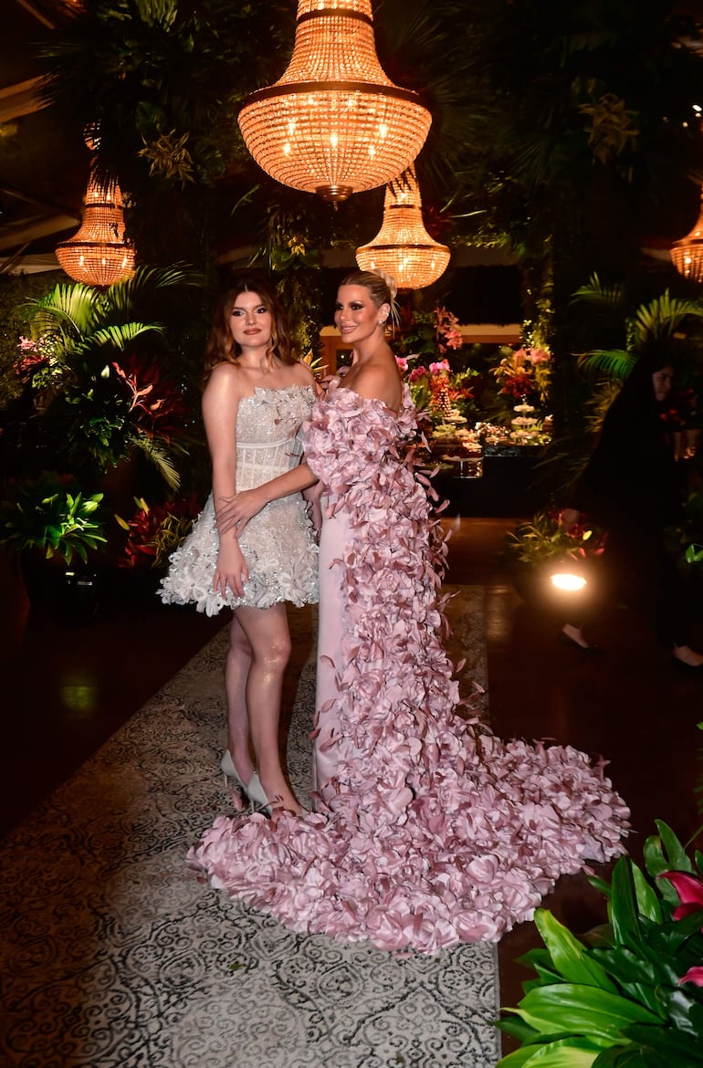 En la foto aparecen Pía y su mamá Paola Hornung, quien vistió un traje que llevó el sello del diseñador Carlos Burró.