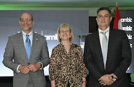 Robert Alter, encargado de negocios de la Embajada de los Estados Unidos en Paraguay; Mónica Thompson, presidenta del Comité Ejecutivo del CCPA, y Carson Villalba, director ejecutivo del CCPA.