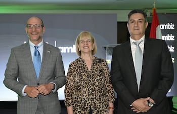 Robert Alter, encargado de negocios de la Embajada de los Estados Unidos en Paraguay; Mónica Thompson, presidenta del Comité Ejecutivo del CCPA, y Carson Villalba, director ejecutivo del CCPA.