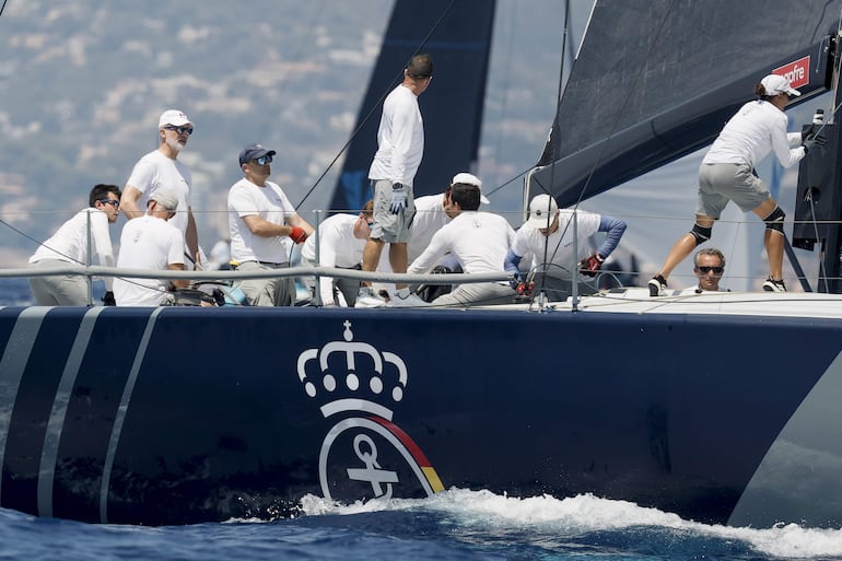 Felipe VI a la caña del 'Hispania' durante la 44 edición de la Copa del Rey en la bahía de Palma. (EFE/Ballesteros)
